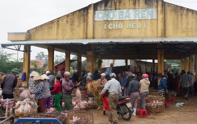 Thú vị khu chợ phụ nữ bồng heo độc nhất Việt Nam ảnh 1